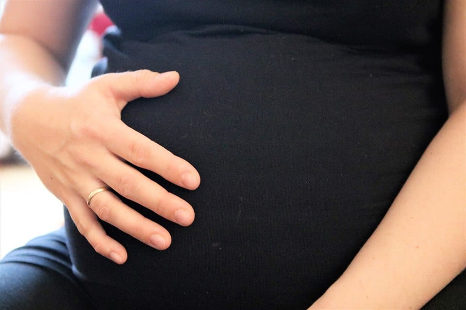 Region Hovedstaden beder gravide blive hjemme og få fødselsforberedelse over video