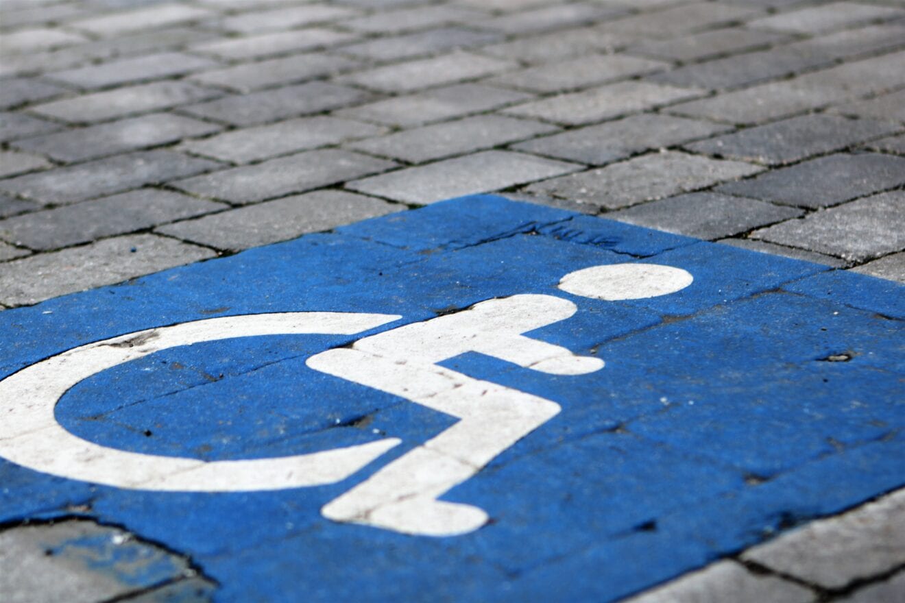 Nu bliver det dyrere at standse ulovligt på handicapparkering